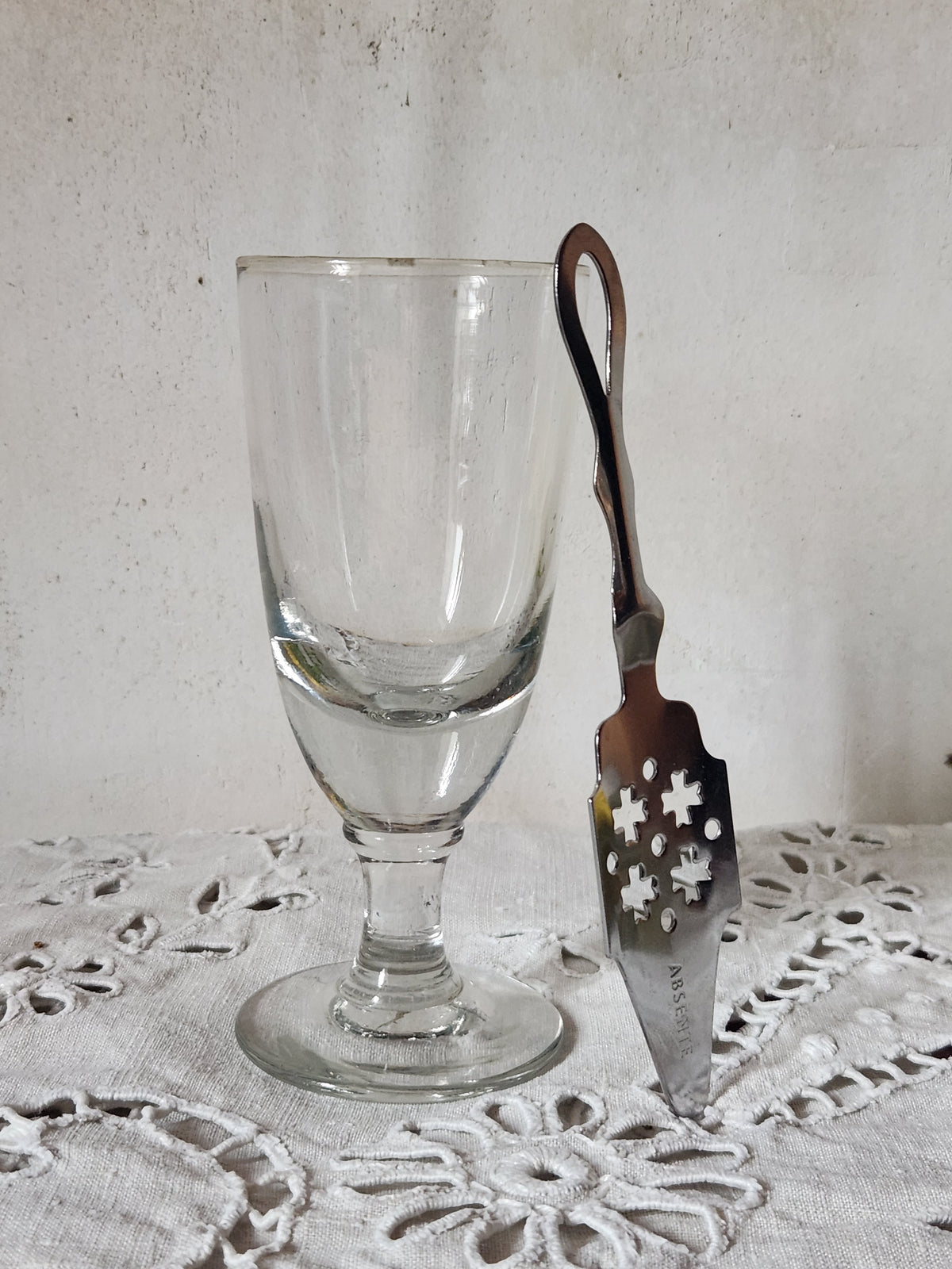 Antikes französisches Absinthglas mit Absinthlöffel aus Silbermetall.