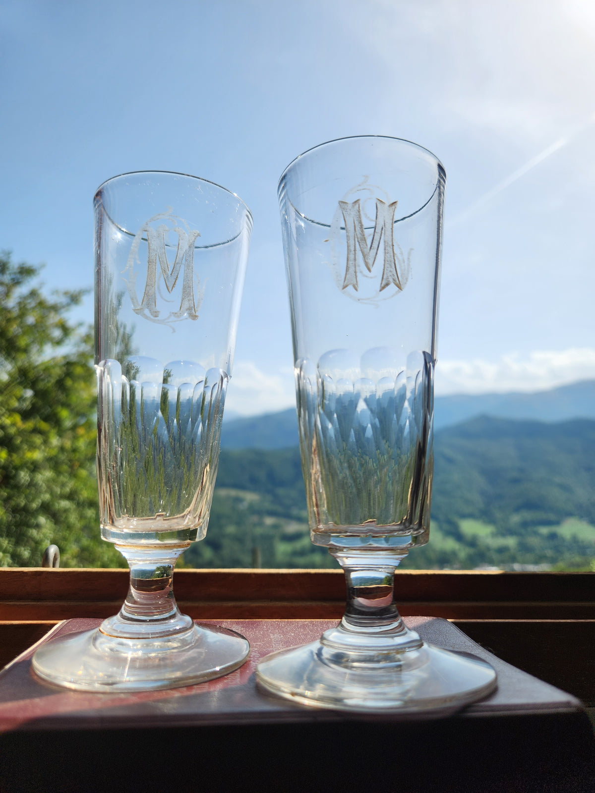 Verre à champagne français ancien, transparent, monogrammé CM ou MC, base facettée