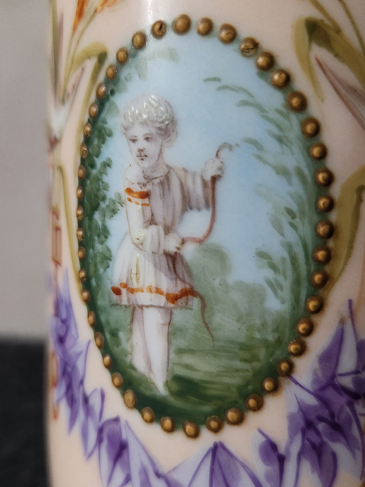Petit vase ancien en verre, peint à la main, modèle unique français