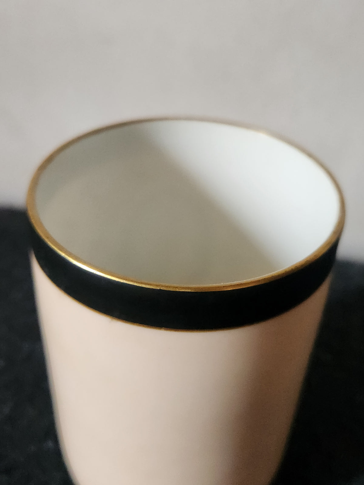 Petit vase ancien en verre, peint à la main, modèle unique français