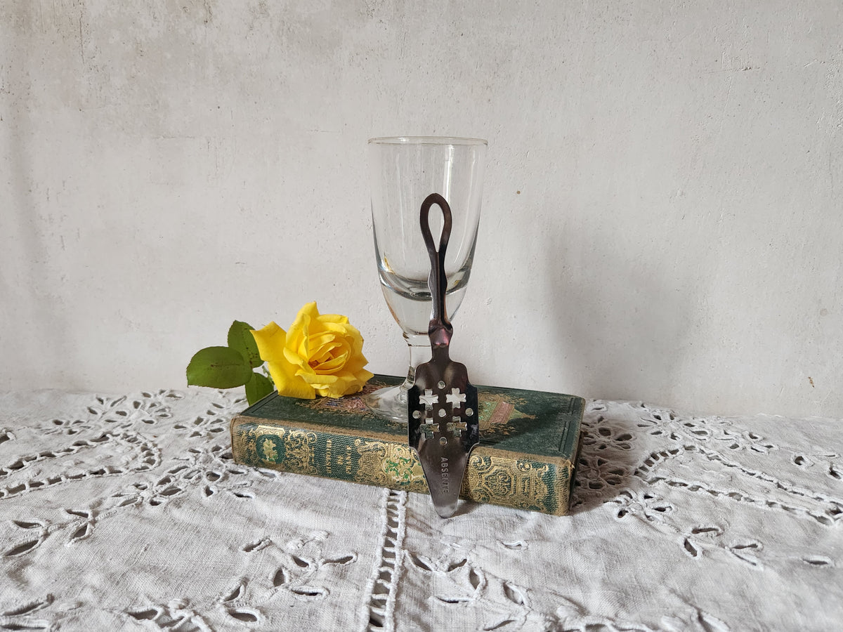 Antikes französisches Absinthglas mit Absinthlöffel aus Silbermetall.