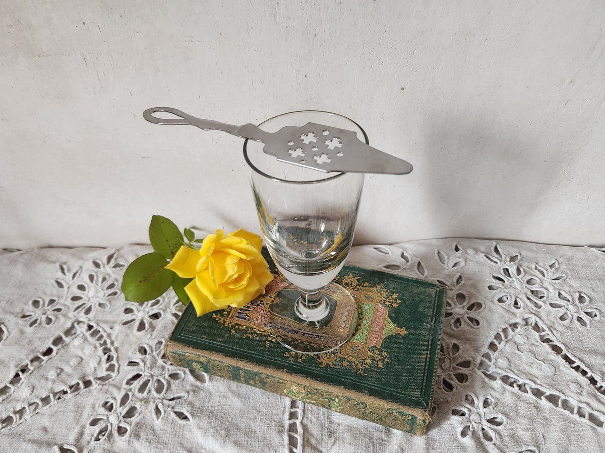 Antikes französisches Absinthglas mit Absinthlöffel aus Silbermetall.