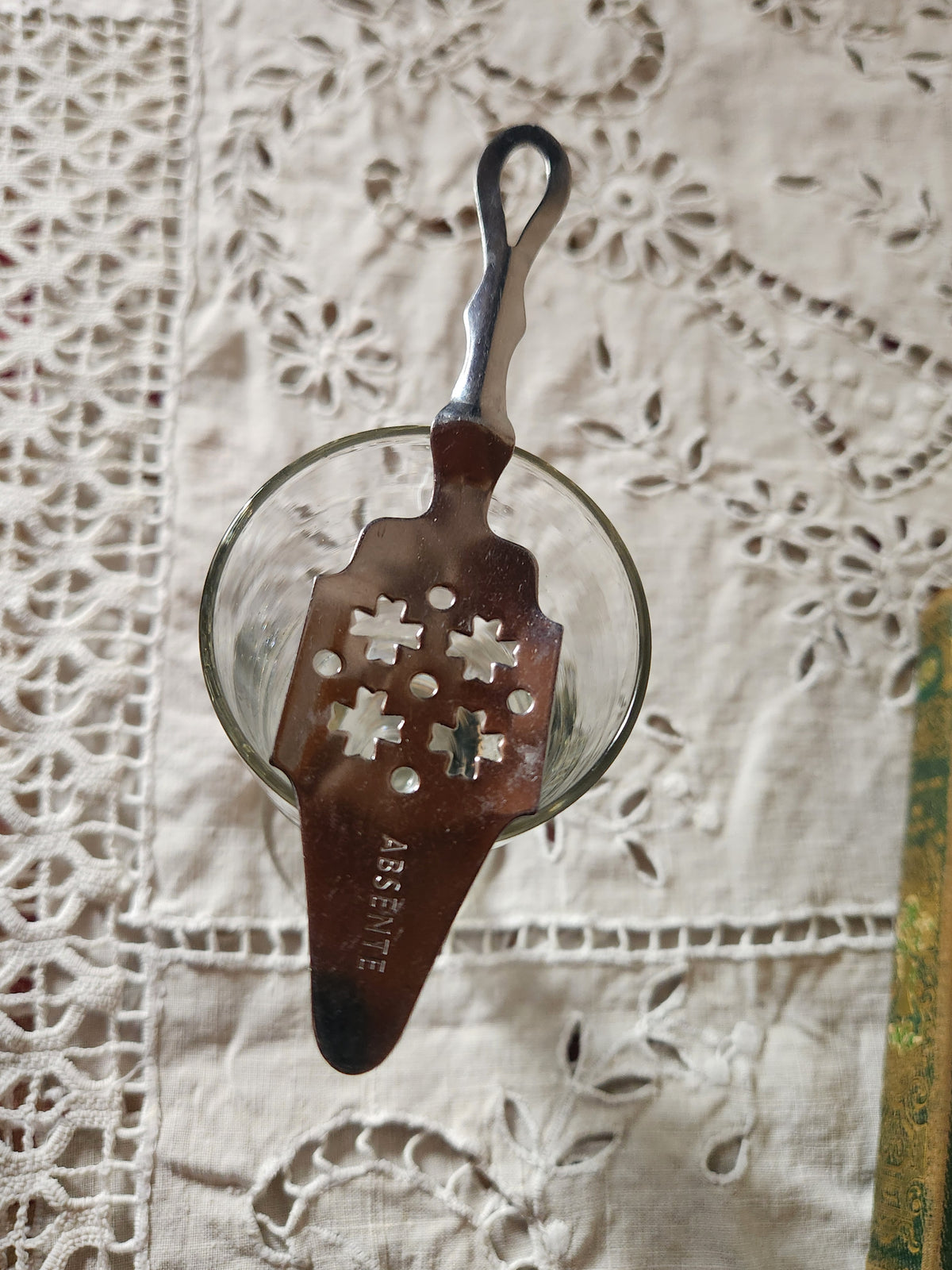 Antikes französisches Absinthglas mit Absinthlöffel aus Silbermetall.