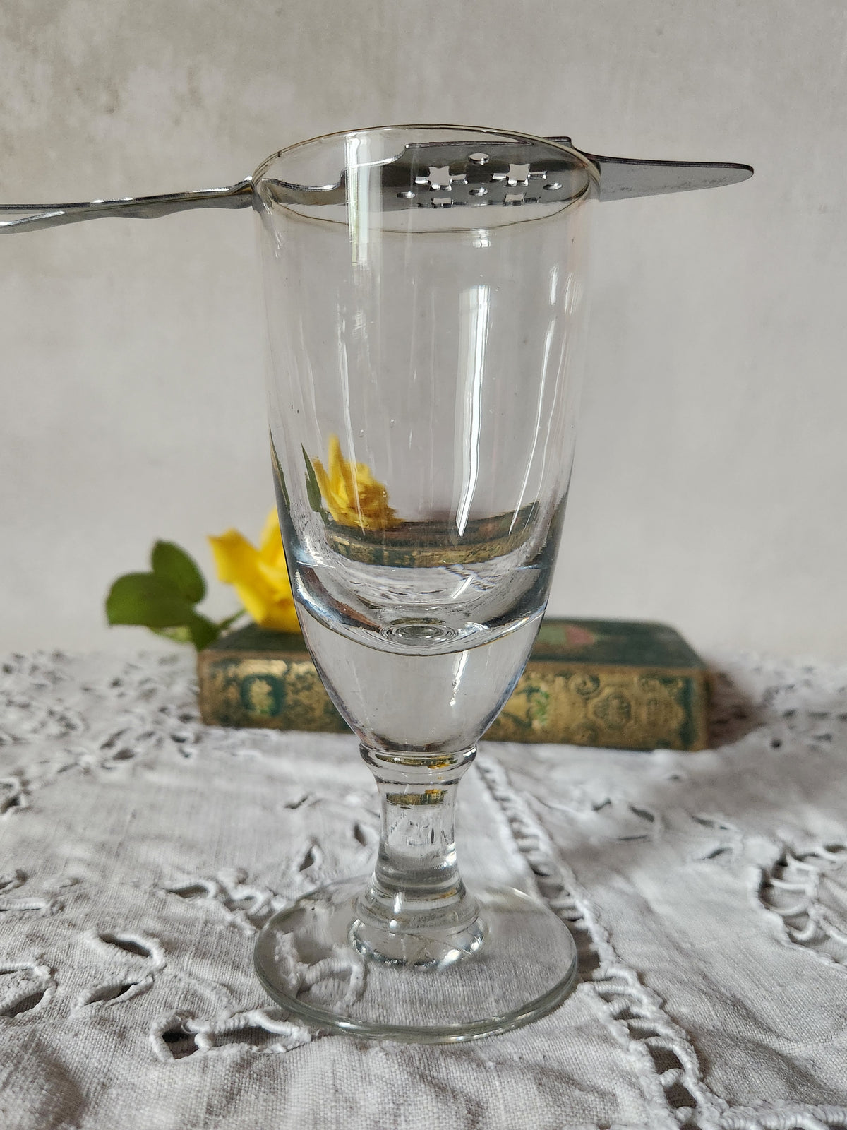 Antikes französisches Absinthglas mit Absinthlöffel aus Silbermetall.
