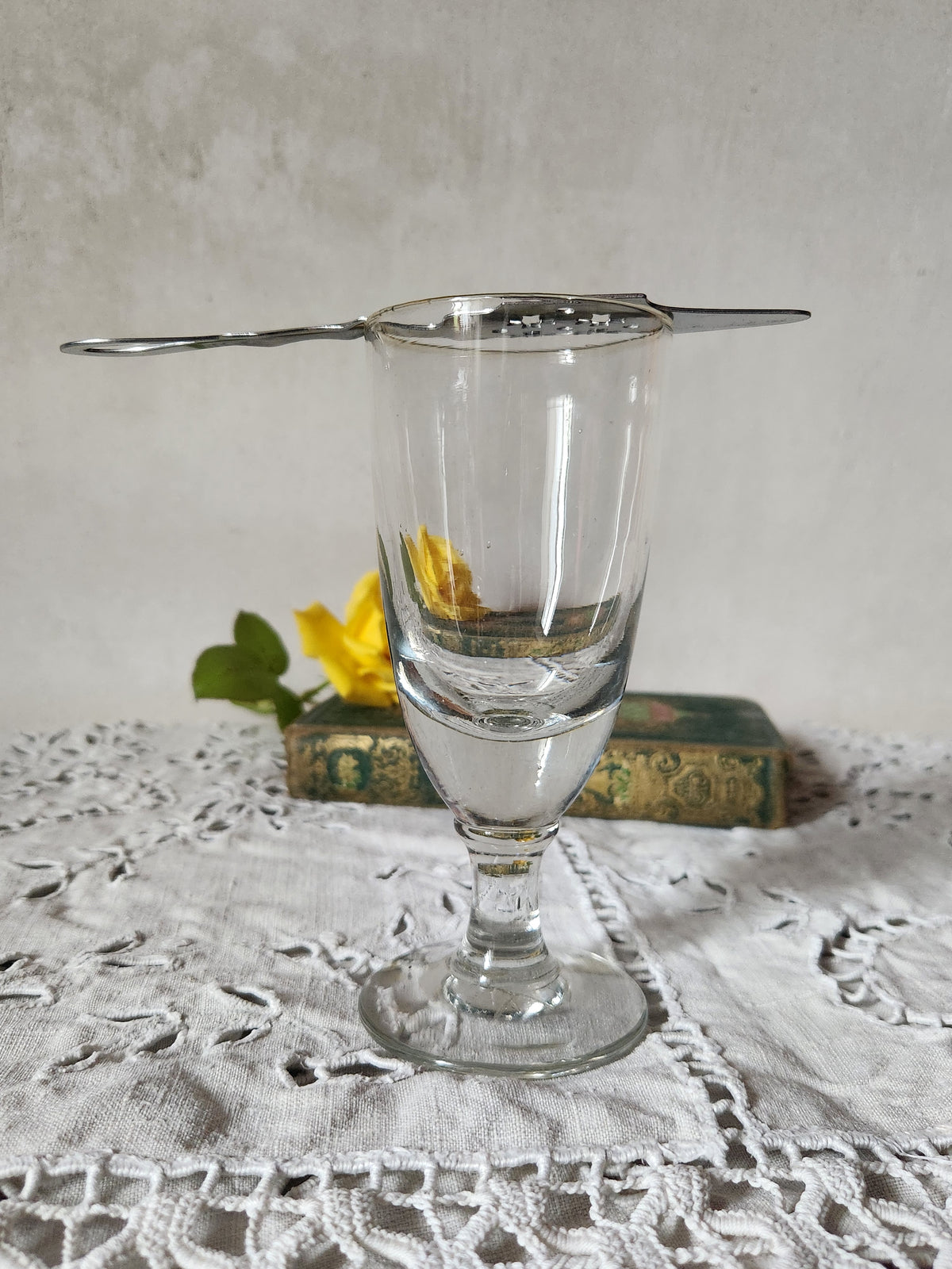 Antikes französisches Absinthglas mit Absinthlöffel aus Silbermetall.