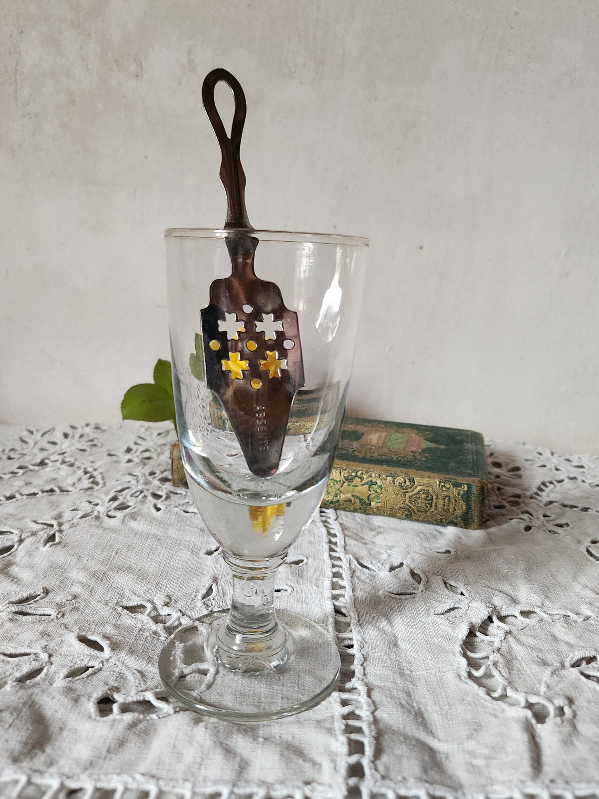 Antikes französisches Absinthglas mit Absinthlöffel aus Silbermetall.