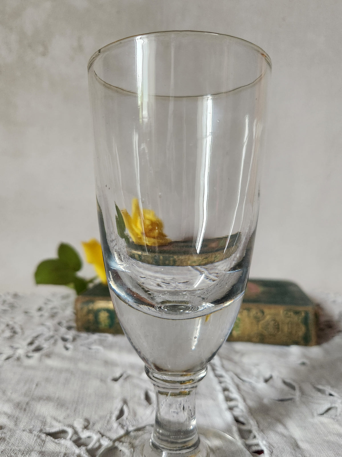 Antikes französisches Absinthglas mit Absinthlöffel aus Silbermetall.
