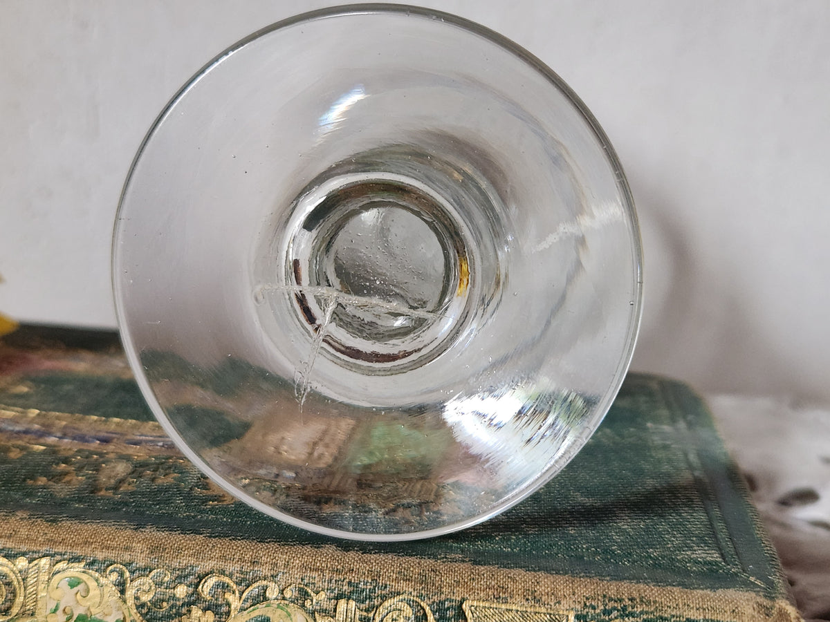 Antikes französisches Absinthglas mit Absinthlöffel aus Silbermetall.