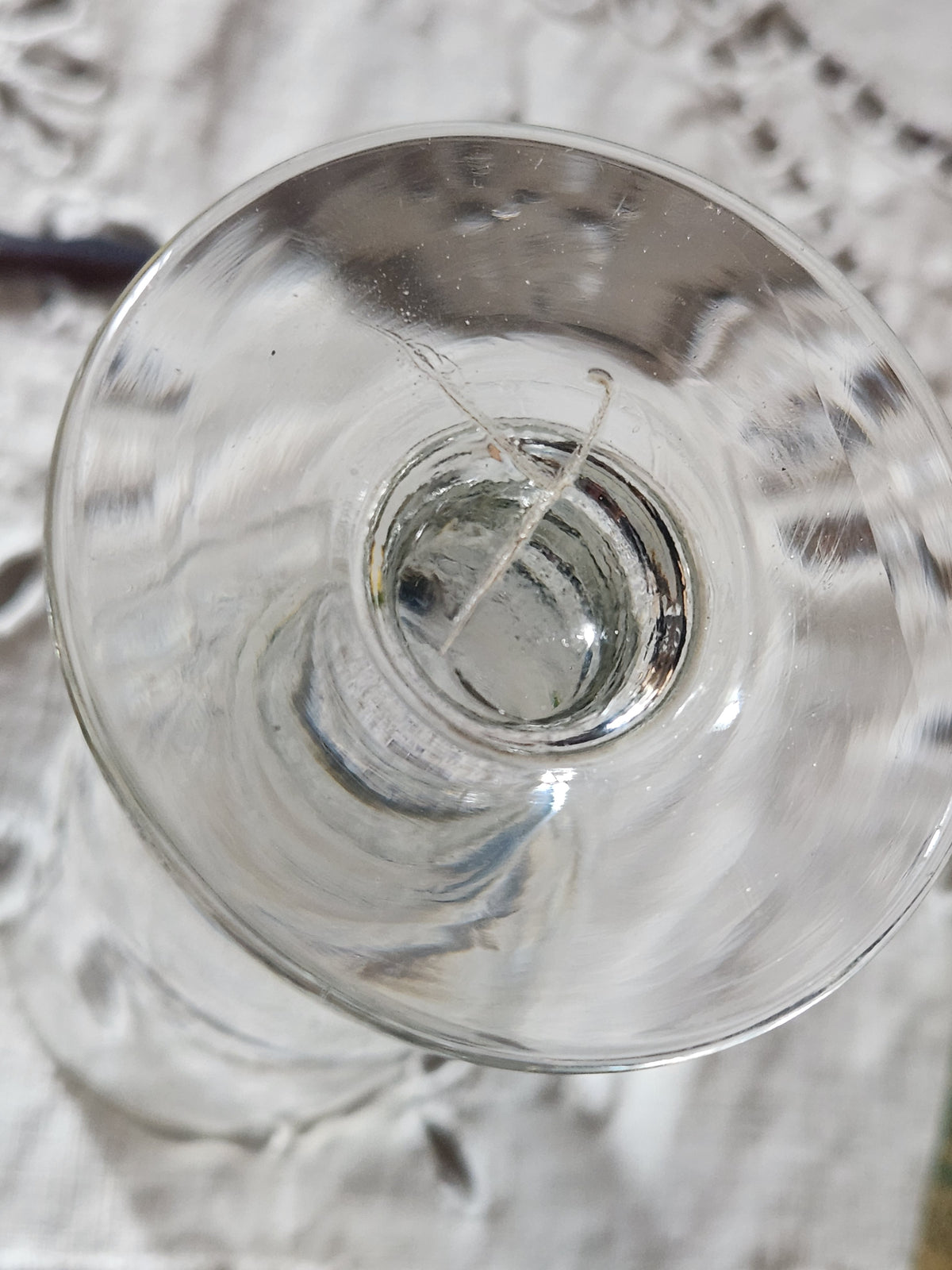 Antikes französisches Absinthglas mit Absinthlöffel aus Silbermetall.