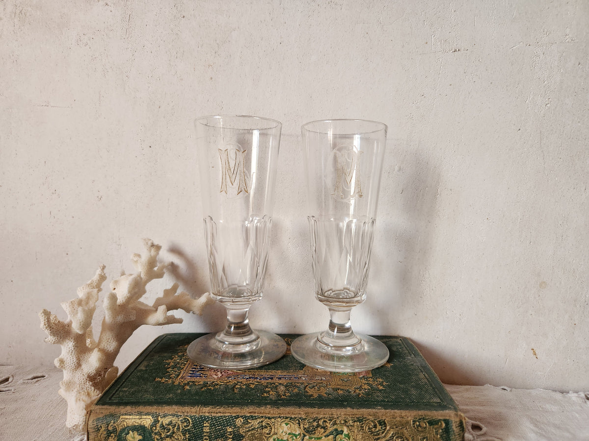 Verre à champagne français ancien, transparent, monogrammé CM ou MC, base facettée
