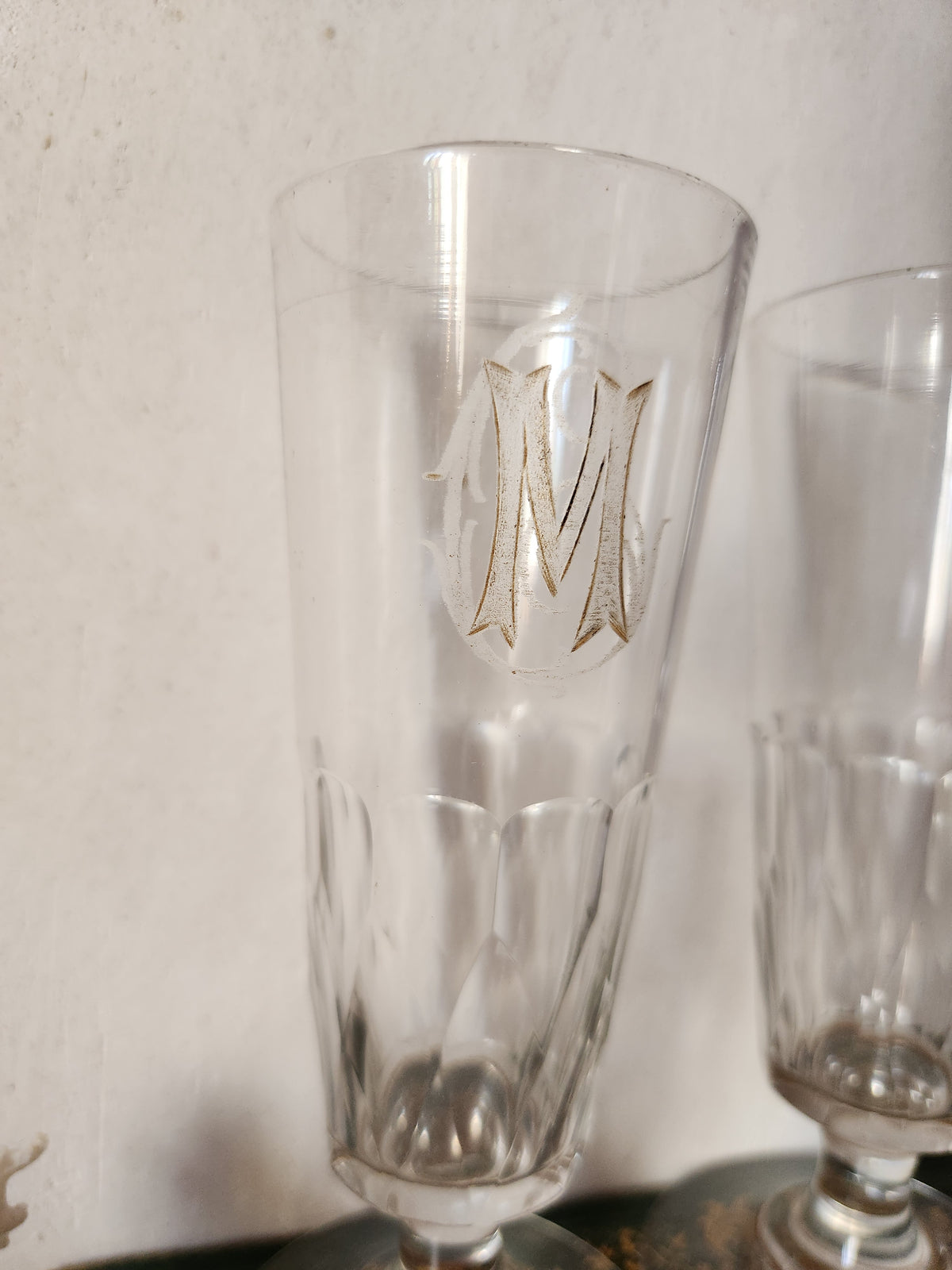 Verre à champagne français ancien, transparent, monogrammé CM ou MC, base facettée
