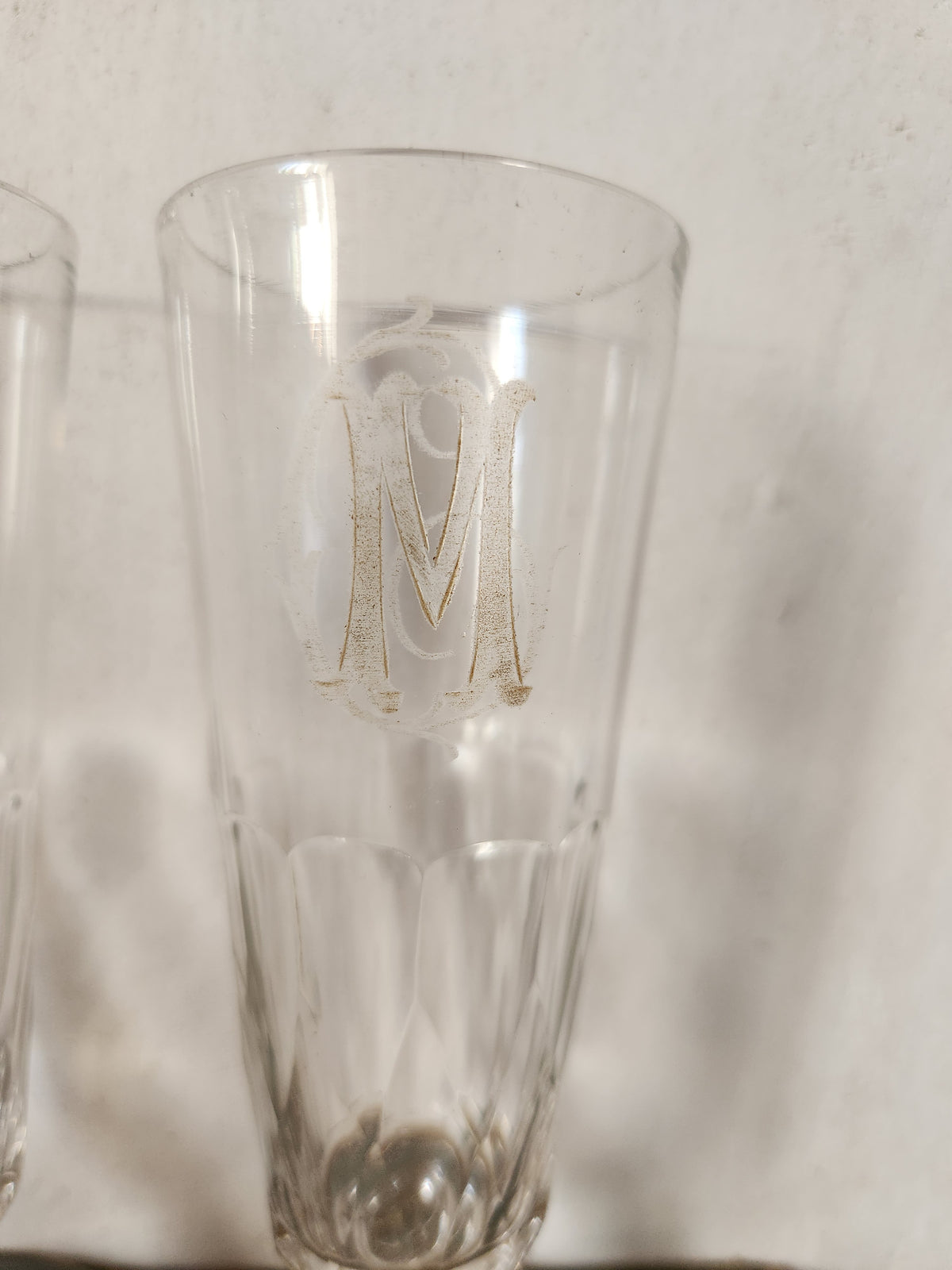 Verre à champagne français ancien, transparent, monogrammé CM ou MC, base facettée