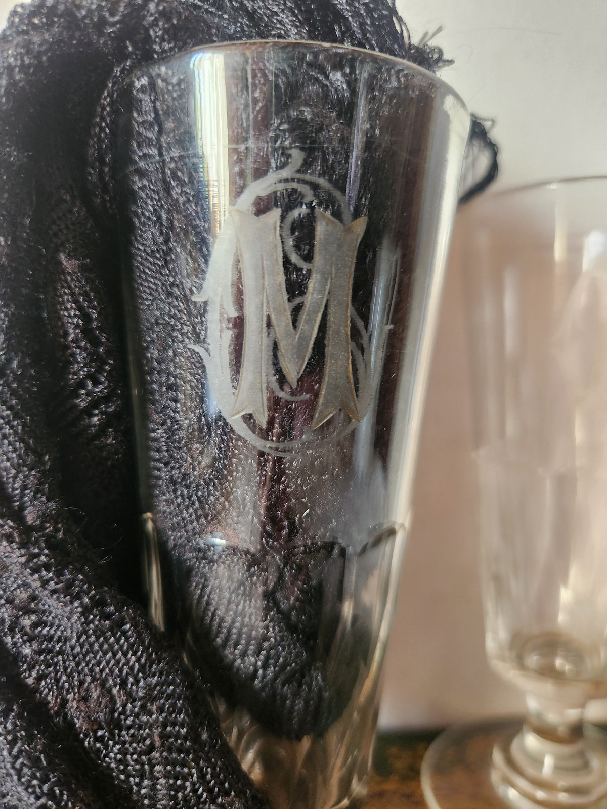 Verre à champagne français ancien, transparent, monogrammé CM ou MC, base facettée