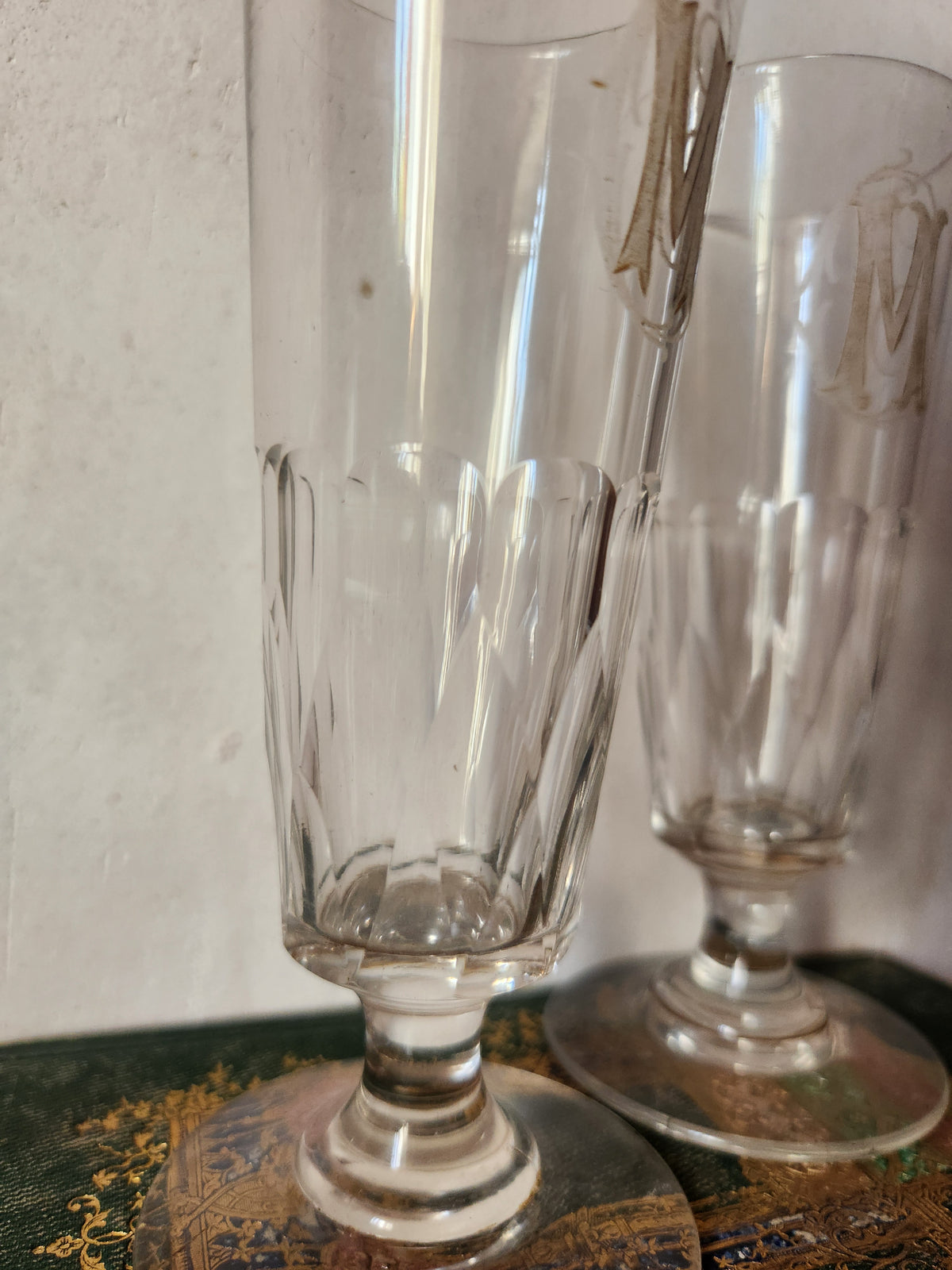 Verre à champagne français ancien, transparent, monogrammé CM ou MC, base facettée