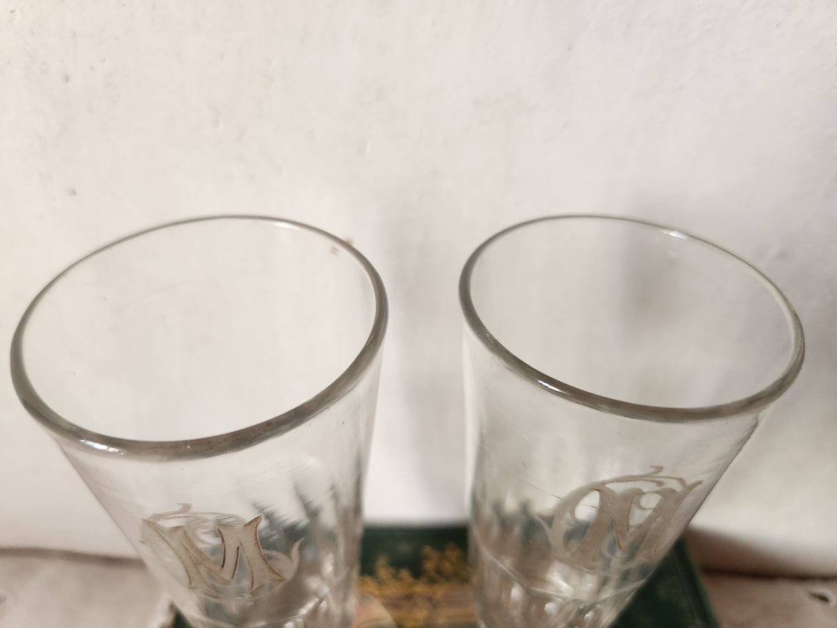 Verre à champagne français ancien, transparent, monogrammé CM ou MC, base facettée