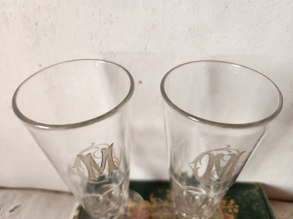 Verre à champagne français ancien, transparent, monogrammé CM ou MC, base facettée
