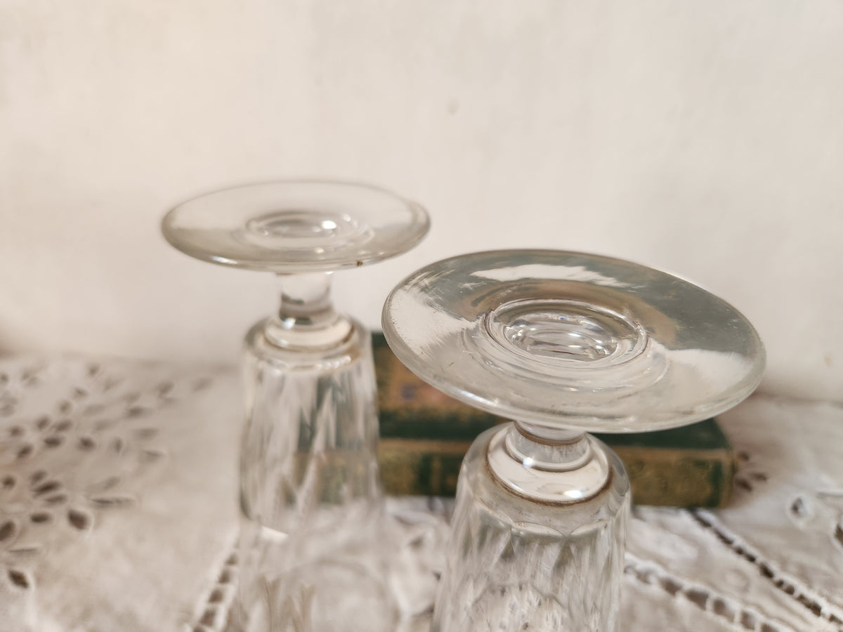 Verre à champagne français ancien, transparent, monogrammé CM ou MC, base facettée