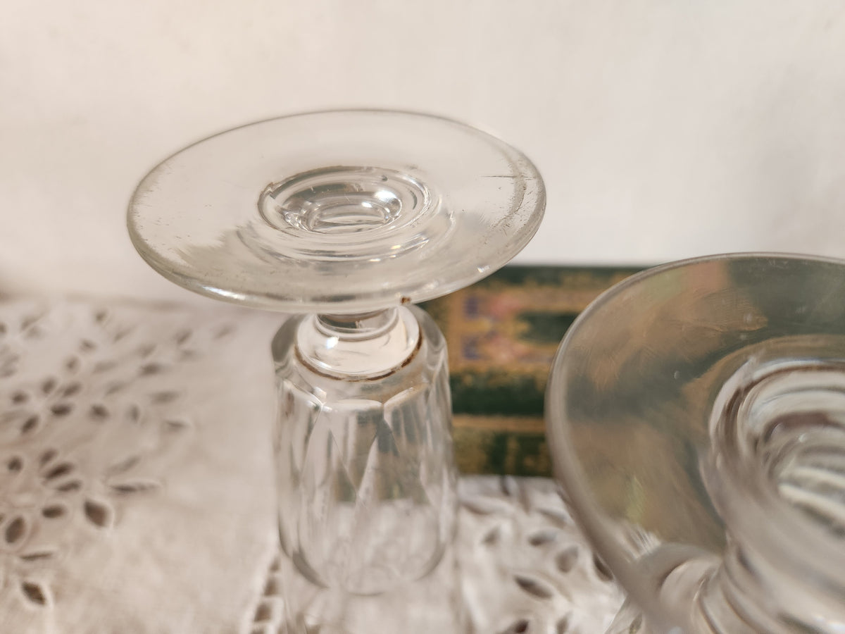 Verre à champagne français ancien, transparent, monogrammé CM ou MC, base facettée