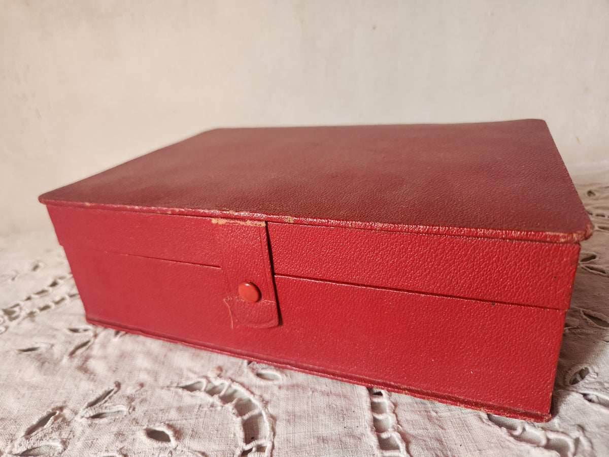 Costurero francés rojo de mediados del siglo XX, tesoro de hallazgos