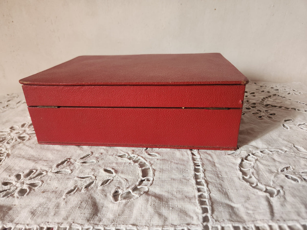 Costurero francés rojo de mediados del siglo XX, tesoro de hallazgos