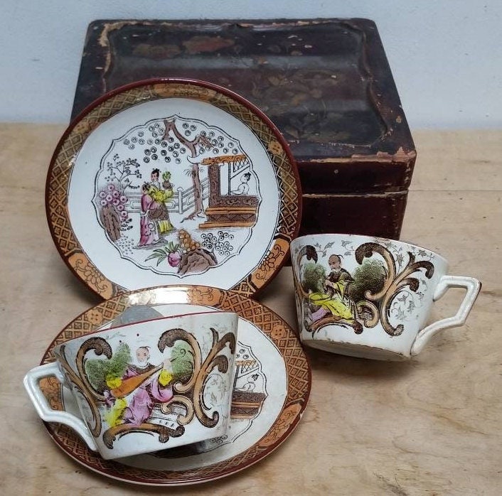 Tasses à thé et soucoupes anciennes Sarreguemines, style chinoiserie